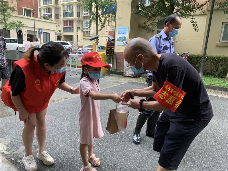 致敬高溫下的堅(jiān)守者4.jpg