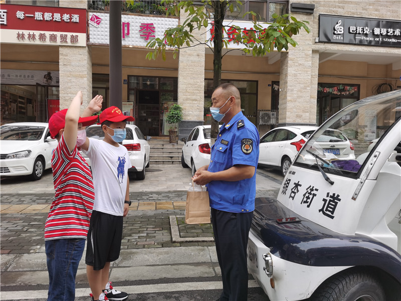 致敬高溫下的堅(jiān)守者2.jpg