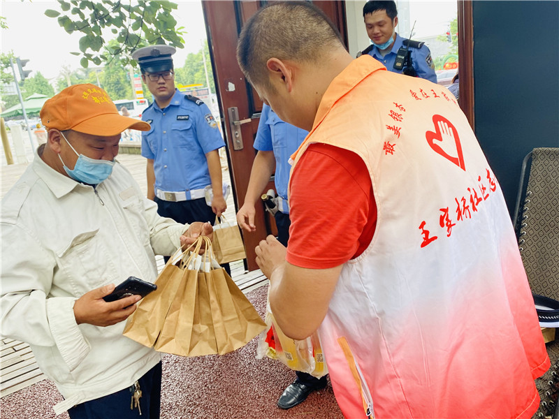 致敬高溫下的堅(jiān)守者.jpg