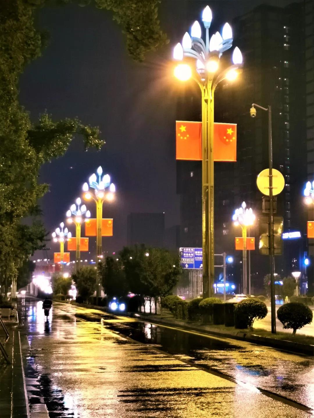 華燈初上，有“中國紅”相伴，格外溫暖。.jpg