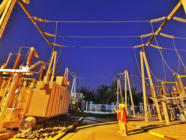國(guó)網(wǎng)成都供電公司變電運(yùn)維人員開展夜間特巡，嚴(yán)密監(jiān)測(cè)設(shè)備運(yùn)行狀態(tài)（圖片由國(guó)網(wǎng)四川省電力公司提供）_副本.jpg