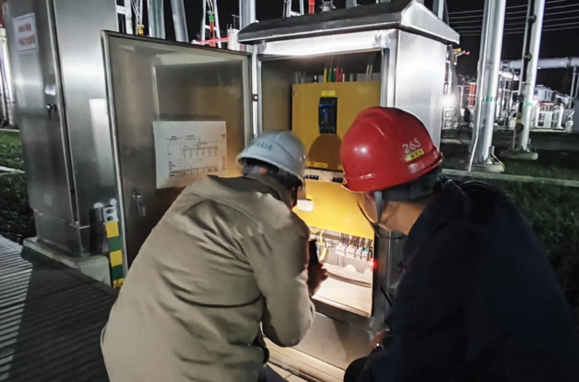 11月29日，國網(wǎng)四川建設(shè)分公司電力工人正在對玉堤500千伏變電站進(jìn)行投運(yùn)前的檢查。.jpg