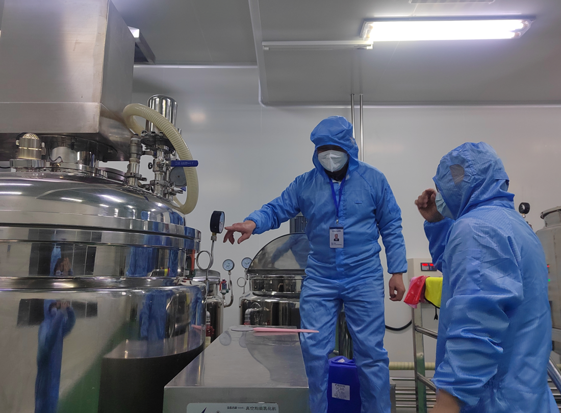 檢查化妝品生產(chǎn)企業(yè)壓力表檢定情況.png