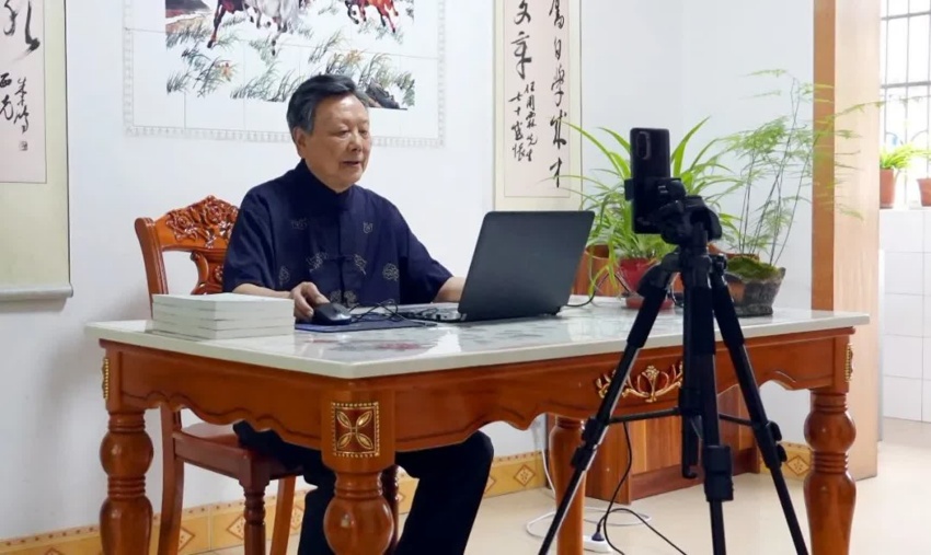 4.任用霖自學(xué)直播，用新技術(shù)創(chuàng)新國學(xué)傳承。西充縣煙草專賣局供圖