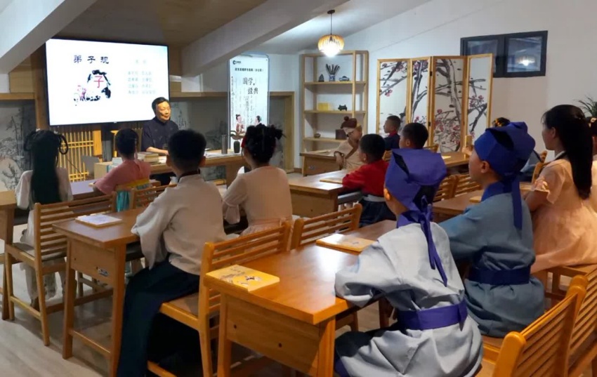 2.任用霖給孩子們上國學(xué)課。西充縣煙草專賣局供圖