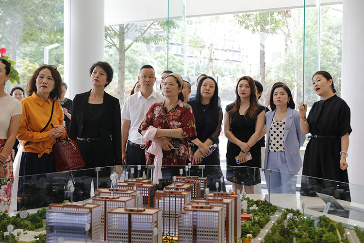 參會嘉賓參觀青羊區(qū)總部經(jīng)濟基地。青羊區(qū)委宣傳部供圖