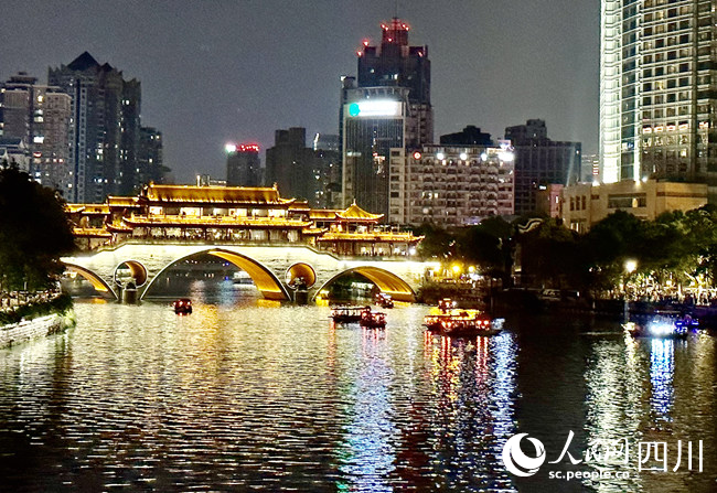 今年端午期間，夜游錦江的游客絡(luò)繹不絕。 人民網(wǎng)記者 王波攝