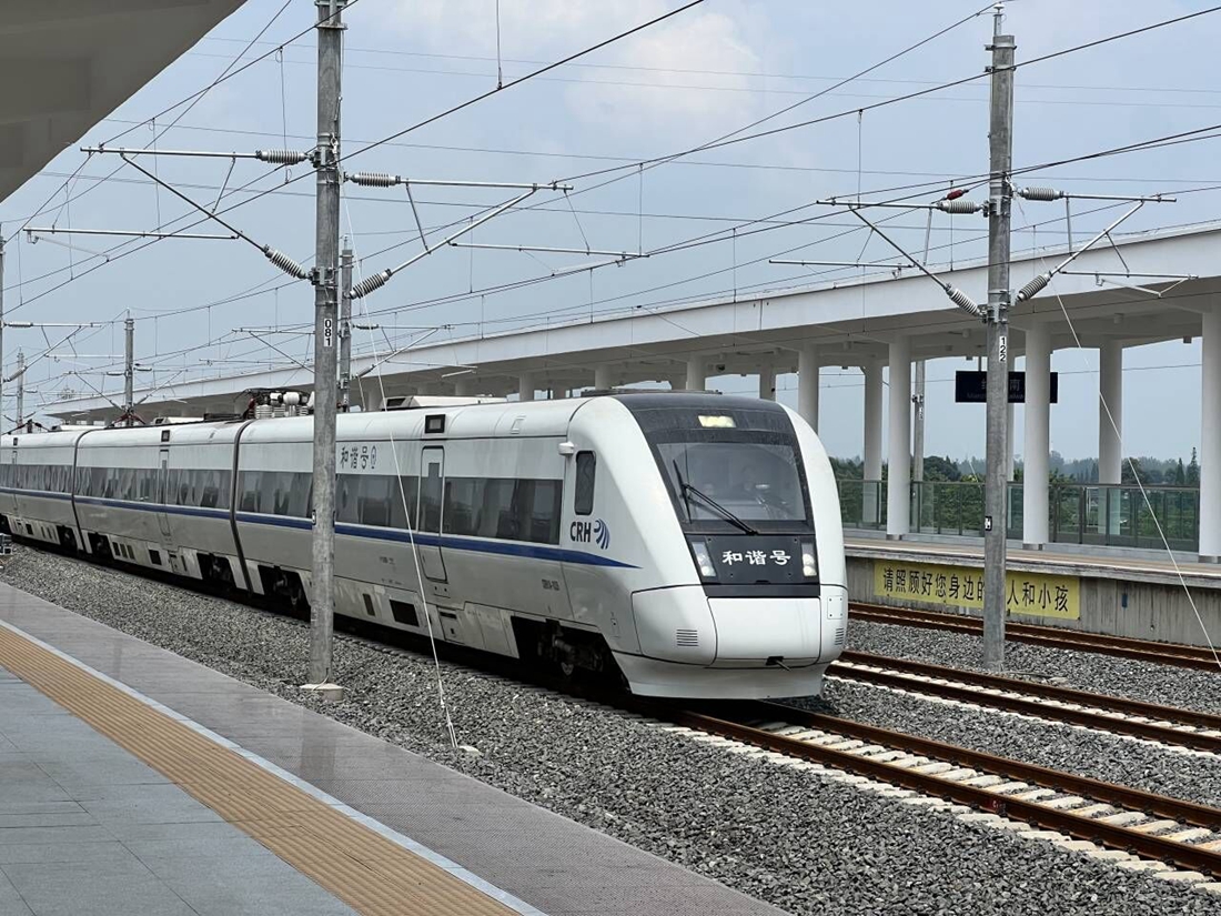 試驗動車組從成都東站駛出_副本.jpg