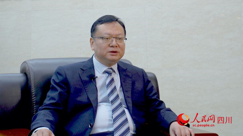 王果接受記者專訪。人民網(wǎng)記者 趙祖樂攝