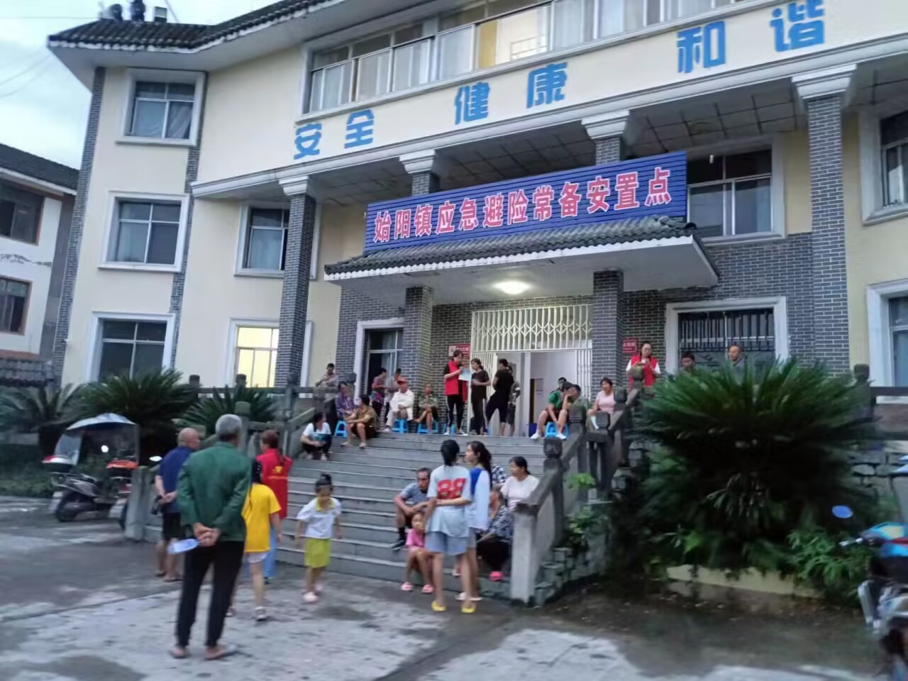 雅安市天全縣始陽(yáng)鎮(zhèn)組織群眾避險(xiǎn)轉(zhuǎn)移.jpg
