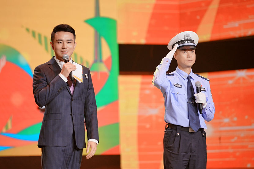 成都市公安局交通管理局第八分局勤務(wù)二中隊中隊長宋然在舞臺上講述了他和隊友不辭辛勞，堅守崗位的故事_副本.jpg
