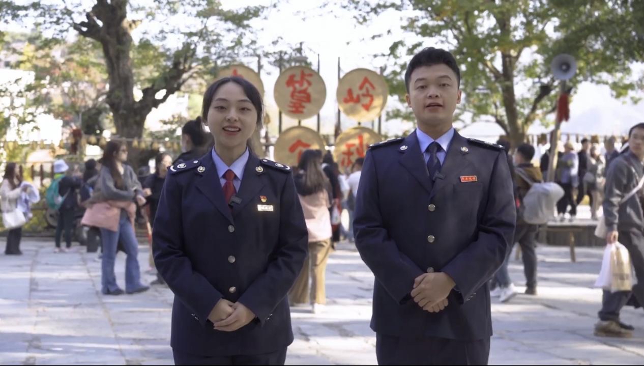 在江西省婺源縣篁嶺景區(qū)，江西省婺源縣和玉山縣稅務(wù)人員講解助力鄉(xiāng)村振興相關(guān)稅收優(yōu)惠政策.jpg