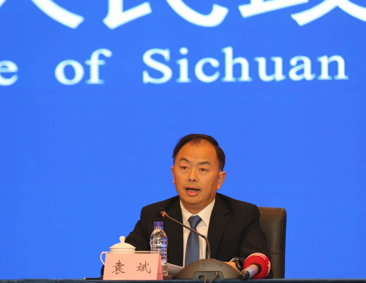 稻城縣委副書記、縣長袁斌.jpg