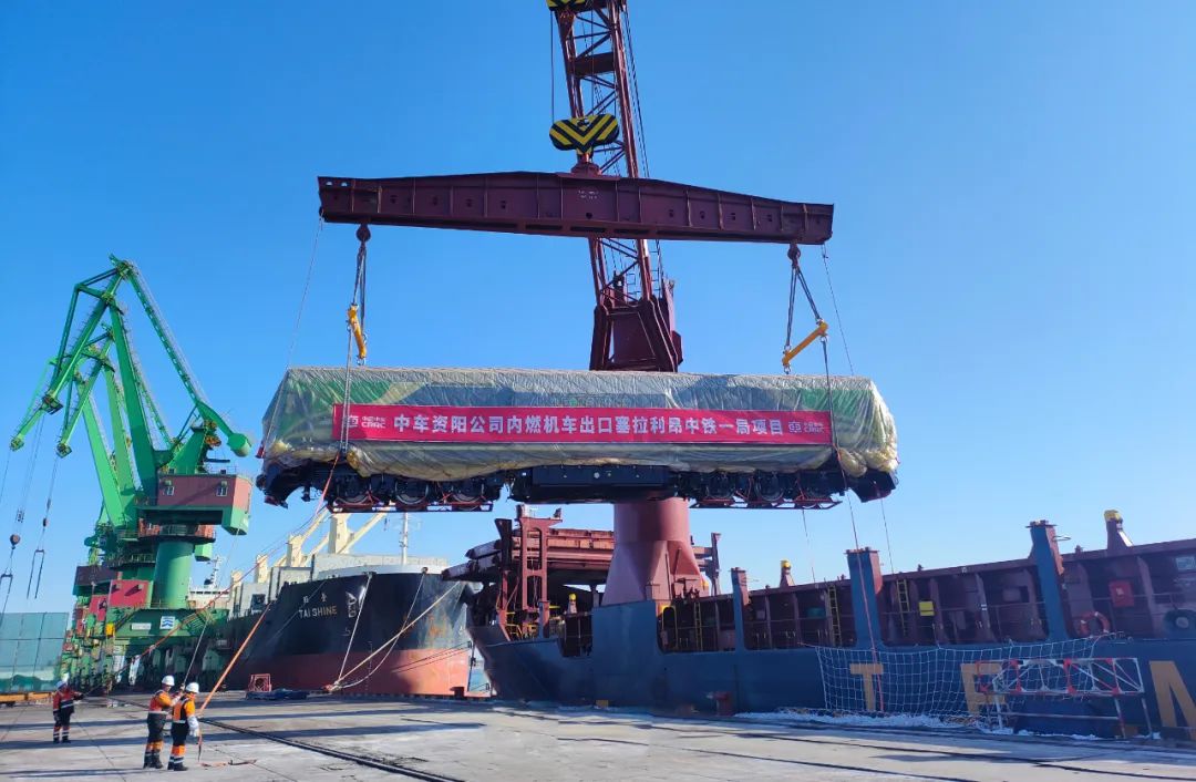 內燃機車發(fā)往非洲塞拉利昂.jpg