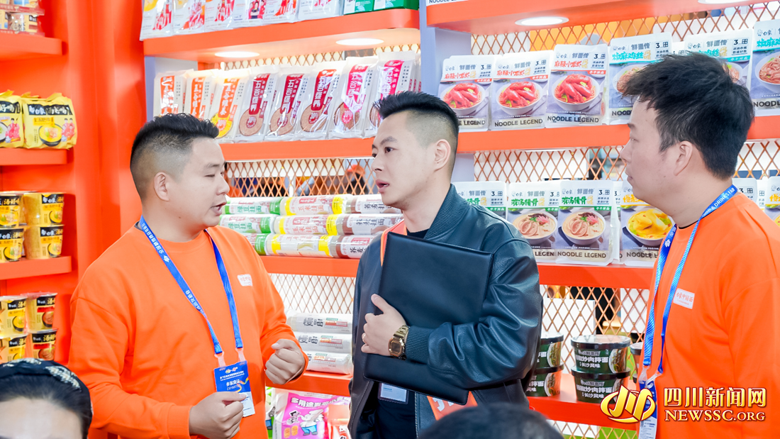 白象食品展區(qū)，前來(lái)洽談合作的經(jīng)銷商絡(luò)繹不絕_副本.png