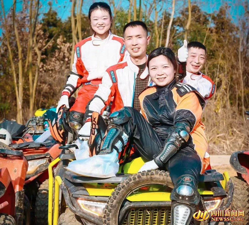 游客體驗(yàn)山地越野車_副本.png