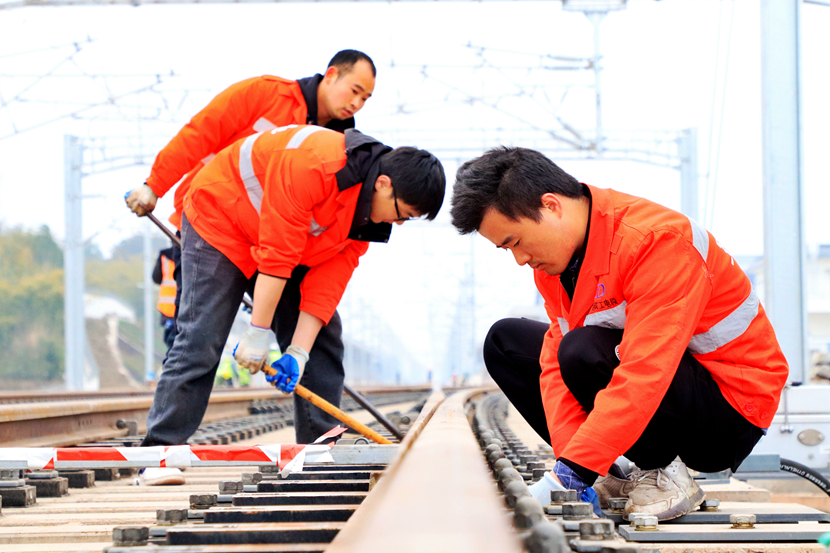 宜賓工電段職工正在對(duì)渝昆高鐵道岔設(shè)備數(shù)據(jù)進(jìn)行精調(diào)_副本.jpg