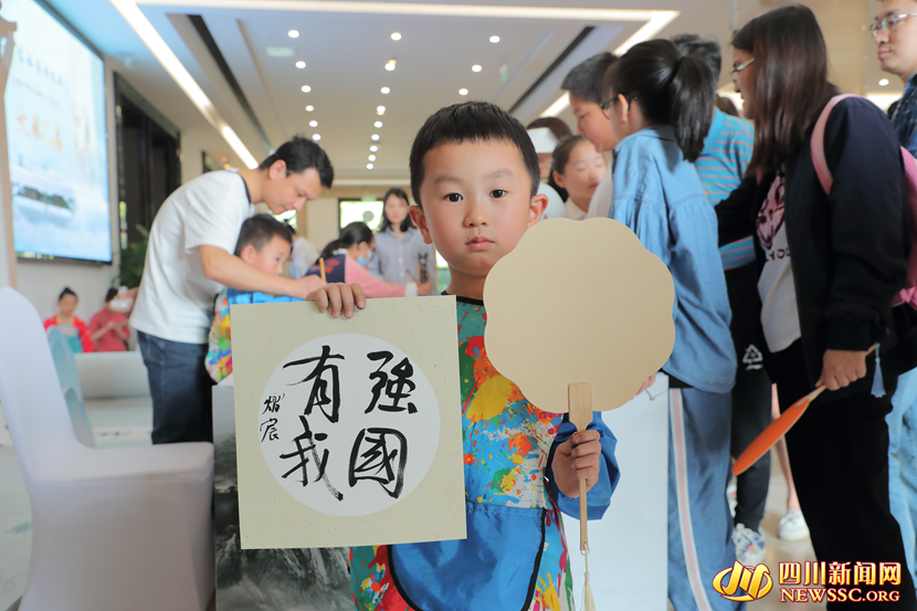 成都市青少年宮眾多家長(zhǎng)和學(xué)生爭(zhēng)相參與活動(dòng).png