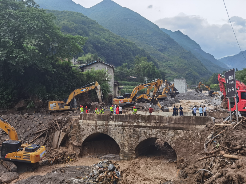 通往漢源災(zāi)區(qū)的國(guó)省縣道均已搶通（四川省交通運(yùn)輸廳供圖）_副本.png