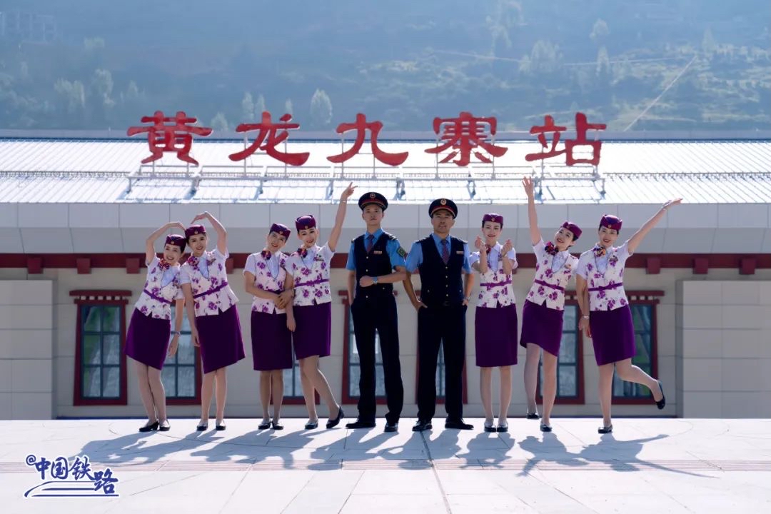 首發(fā)乘務(wù)組亮相(1).jpg